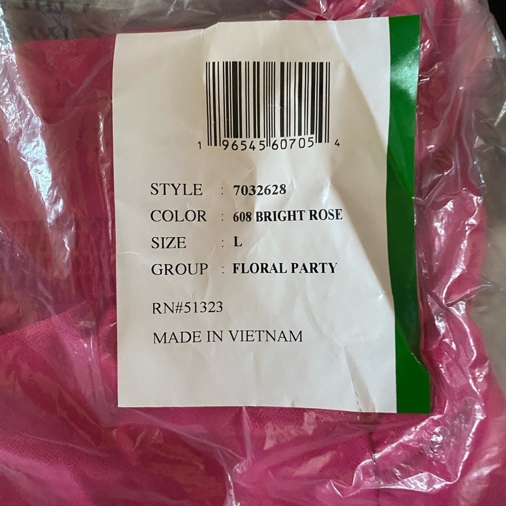 NEW - CeCe
Flutter Sleeve Crewneck Top. Large. Bright Rose - Picture 4 of 5
